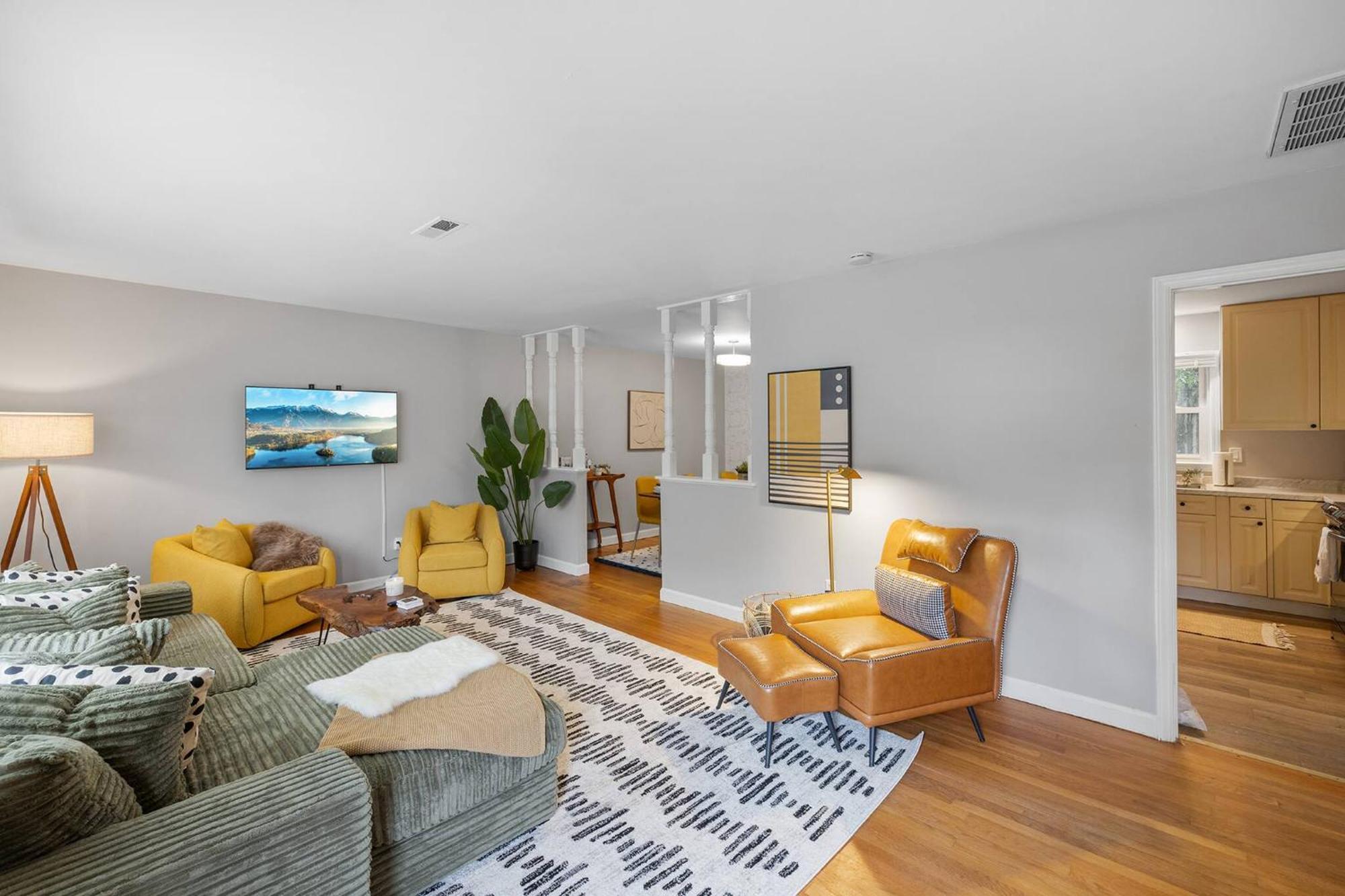 Newly Built 4bd | Cozy W/ Movie & Games * Charlotte