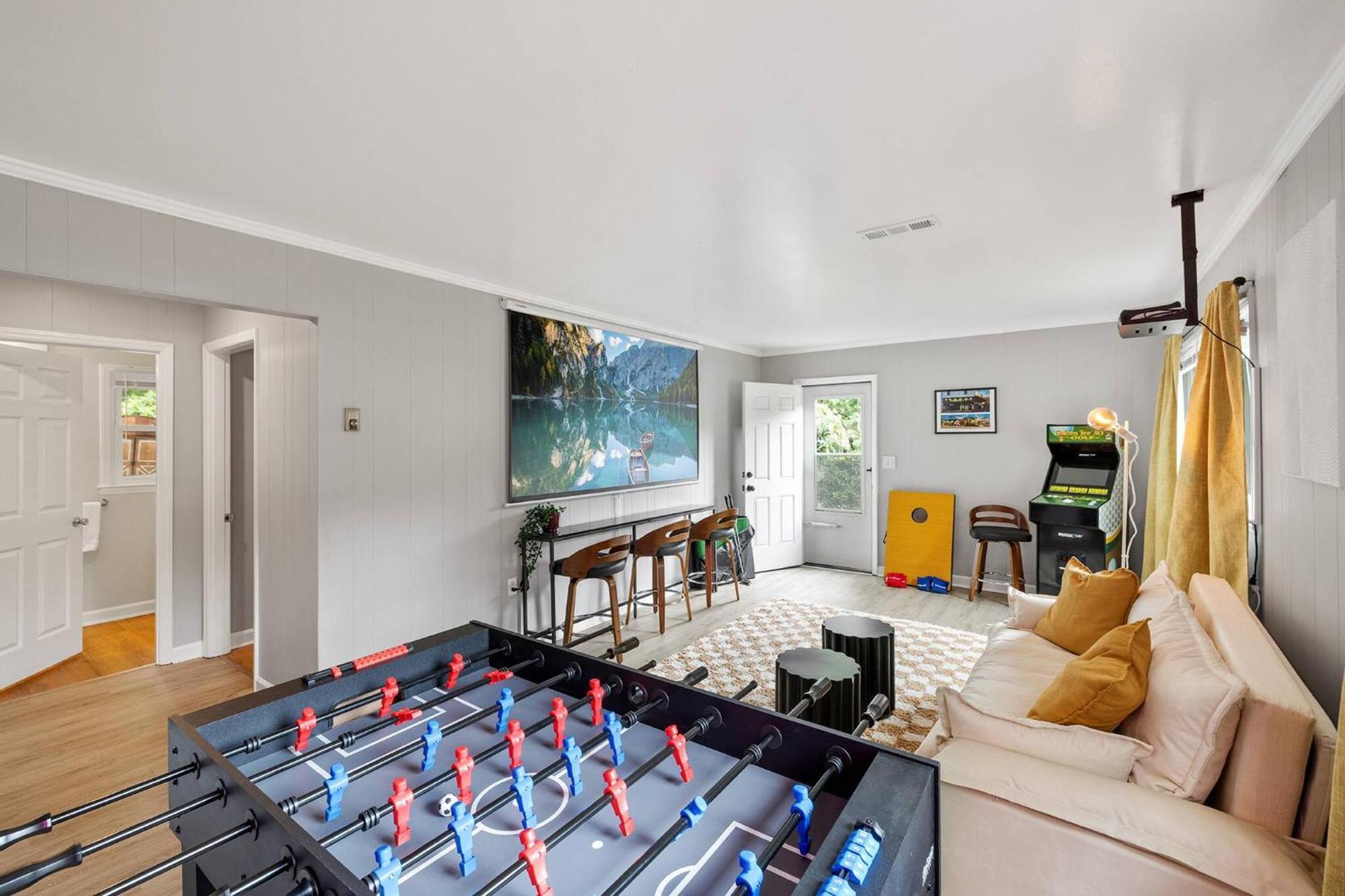 Newly Built 4bd | Cozy W/ Movie & Games Holiday home *